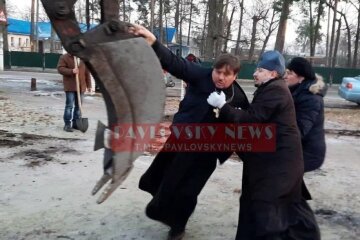 Священики УПЦ та ПЦУ влаштували бійку через будівництво храму під Києвом (відео)