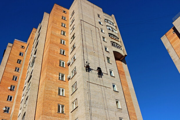 У Києві восьмирічний хлопчик випав з балкону на 21-му поверсі