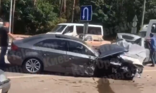 5 автівок, постраждалі, затори: на Кільцевій дорозі сталась масштабна аварія (відео)