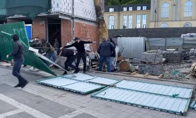 Скандальна забудова на Поштовій площі: в конфлікт втрутилась міська влада (відео)