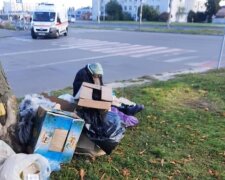 Життя в картонній коробці: пенсіонерка оселилася на борщагівській зупинці