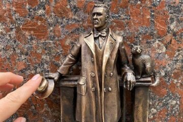 Шукай: на Воздвиженці з’явилась нова міні-скульптура Булгакова