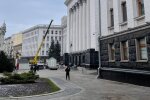 Ранок після “путчу”: під Офісом президента встановлюють різдвяний ярмарок