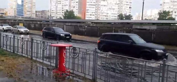 Київ накрило настільки потужною зливою – затопило деякі дороги (фото)