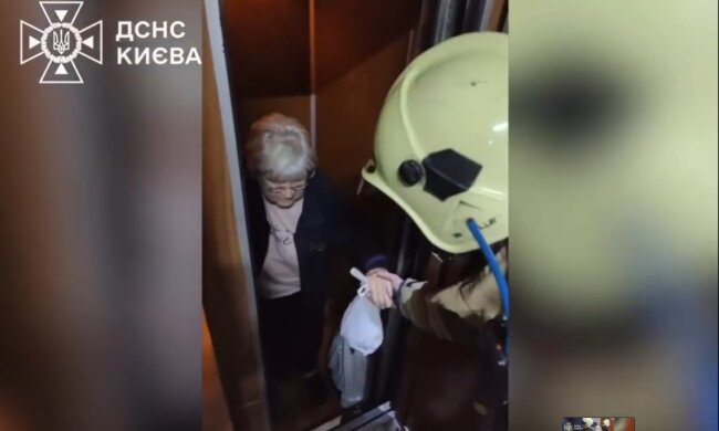 У Оболонському районі столиці з ліфтової шахти дістали літню жінку