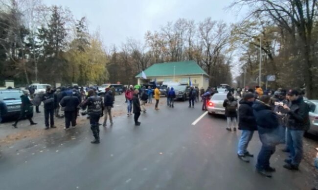 Зеленському в «Феофанію» в знак протесту привезли асфальт і шини