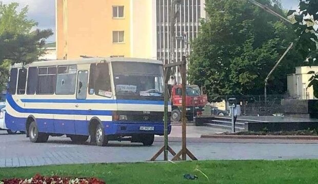 Має вибухівку та зброю: в центрі Луцька невідомий захопив автобус із заручниками (відео)