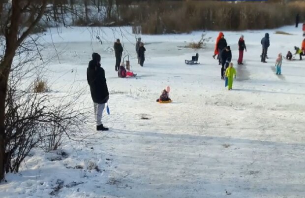 Київський поліцейський врятував дитину, яка провалилася під лід