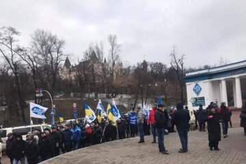 Дальнобійники на фурах мітингують під Кабміном (відео)