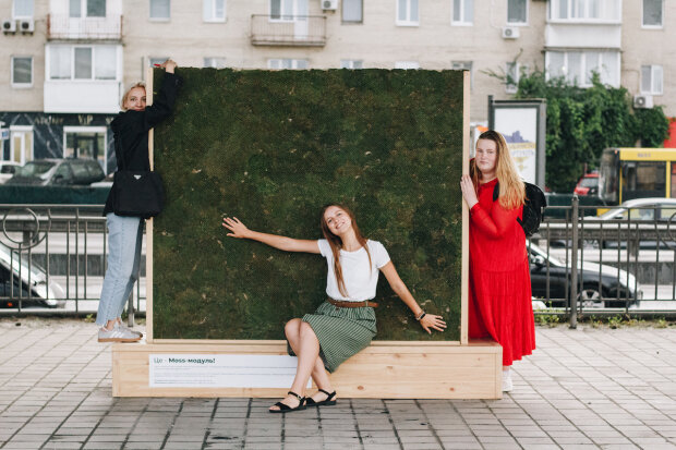 Очищує повітря, як цілий парк: у Києві на набережній встановили стіну з мохом (відео)