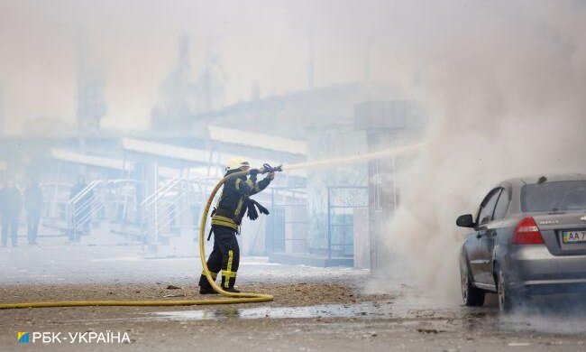 У Києві на заводі загорілася вантажівка: водій отримав численні опіки