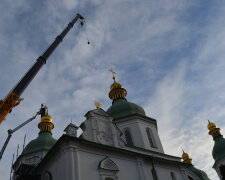 Вчора розпочали встановлювати відреставровані хрести на куполи Софіївського собору