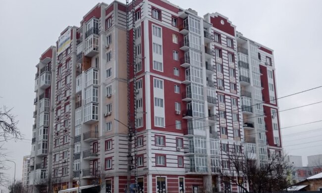 У Гостомелі відновлюють ще одну пошкоджену багатоповерхівку