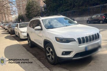 Допоміг «по-сусідству»: у Києві 37-річний чоловік продав джип знайомого, який втік за кордон, та привласнив $19 000