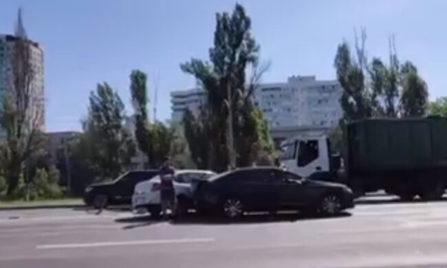 На Харківському шосе серйозна ДТП: є постраждалі, рух ускладнено (відео)