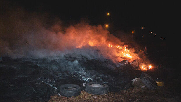 Троєщина в диму: вночі на Пухівській горіли шини