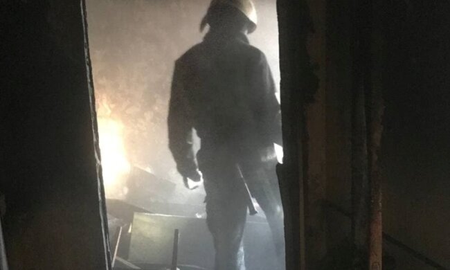 Зранку на Героїв Дніпра палала квартира багатоповерхівки