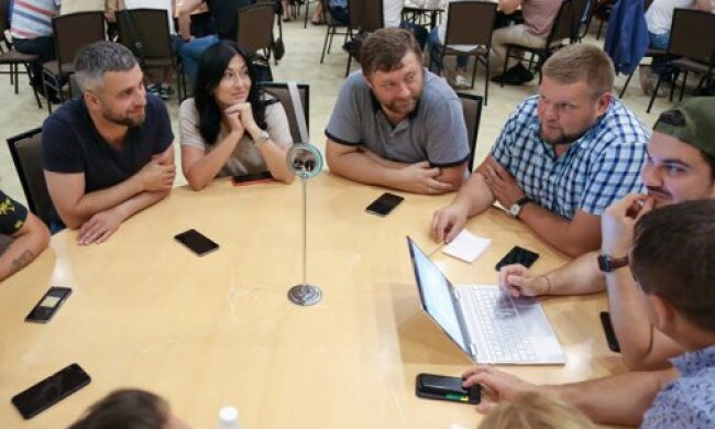 У фракції “Слуга народу” оберуть “12 апостолів”