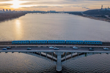 У Києві на рік перекриють рух на мосту Метро