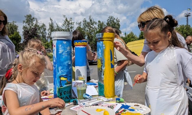 Розмальовані дітками гільзи від артснарядів у Бучі поїдуть на аукціон до Швейцарії