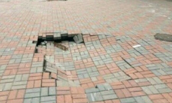 Біля метро Арсенальна провалився тротуар: як відреагували комунальники