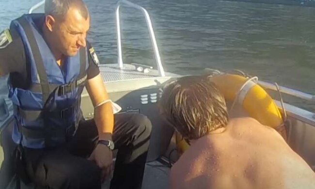У Києві п’яний молодик хотів переплисти Дніпро, але не розрахував сили (відео)