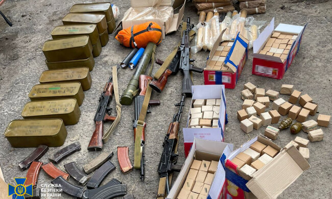У трьох регіонах України, зокрема на Київщині, викрили торговців трофейною зброєю