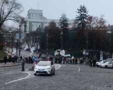 Маніфестанти перекрили вулицю біля будівлі Верховної Ради