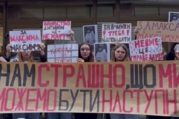 Під будівлею суду друзі загиблого біля фунікулера підлітка вийшли на мітинг за справедливе покарання вбивці