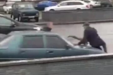 У Києві водій автобуса застрибнув на капот порушника ПДР, щоб затримати його до приїзду патрульних (відео)