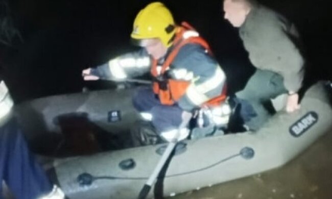 Рятувальники Київської області врятували рибалок, які пізно ввечері перекинулись на човні