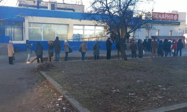 Черги на десятки метрів: у Києві люди взяли в облогу супермаркети ще задовго до відкриття