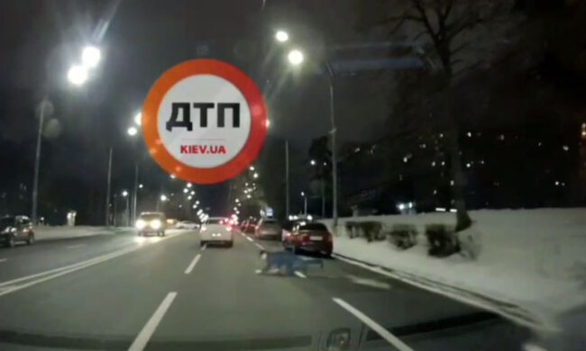 Стрибає під машину: киянин показав відео автопідстави