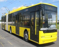 У Києві вантажівка врізалася у тролейбус