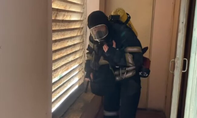 Рятували дорослих і дітей: у Києві пожежники вивели з вогню жителів багатоповерхівки (відео)