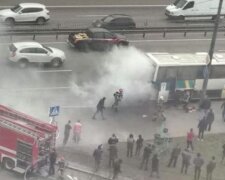 Біля метро Святошин на ходу загорівся автобус (відео)
