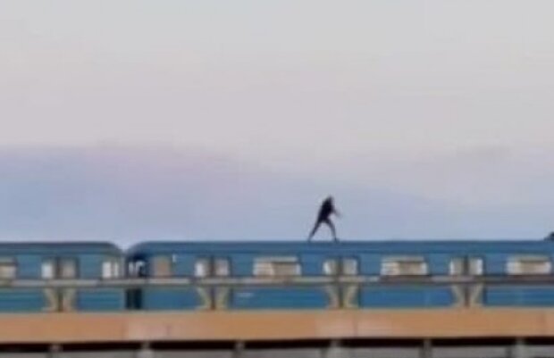 Двоє екстремалів залізли на вагони київського метро (відео)