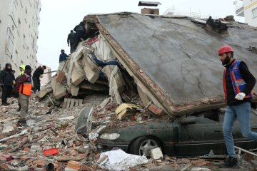 Жінку врятували з-під завалів через 22 години: час на пошуки вцілілих у Туреччині та Сирії спливає (відео)