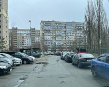 У Києві розгромили машини, які були припарковані у дворі