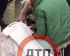 У Києві 10-річний хлопчик потрапив під колеса автівки і сильно постраждав (відео)
