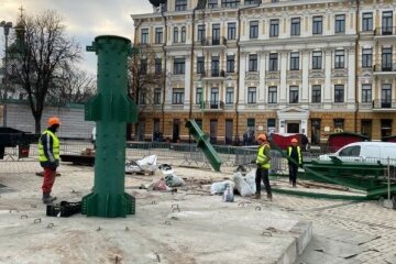 Головну ялинку України вже почали монтувати