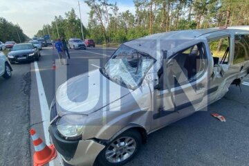 Під Києвом зіштовхнулись Chevrolet та Fiat: один з водіїв вилетів з салону і отримав серйозні травми