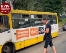Небезпечний автобус ледь не вбив людину: у Києві у маршрутки на ходу відпало колесо (відео)