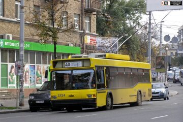 Чоловік влаштував стрілянину в тролейбусі: є постраждалі