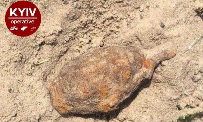 На Нивках на дитячому майданчику в пісочниці знайшли гранату