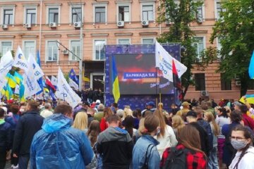 Сьогодні Порошенку обиратимуть запобіжний захід: під судом зібрались його прихильники