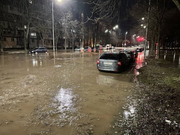 На столичній Борщагівці прорвало водогін і затопило вулицю