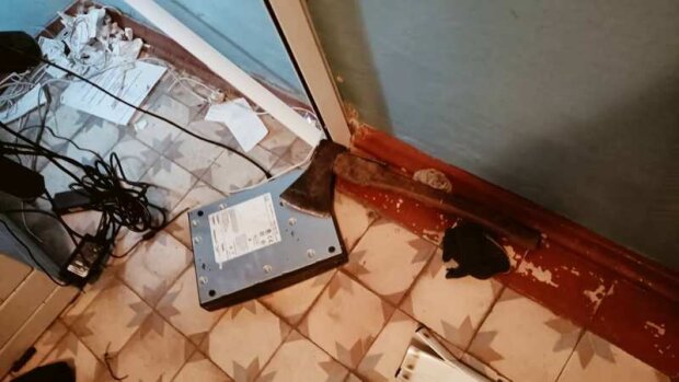 На Київщині, у поліклініці, грабіжник сокирою намагався випотрошити банкомат