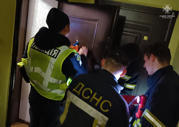 Працівники ДСНС врятували 2-річну дитину із зачиненої квартири у Софіївській Борщагівці