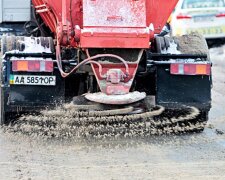 Сіль для доріг: «Київавтодор» пояснив стрибки цін та витрат у різні сезони